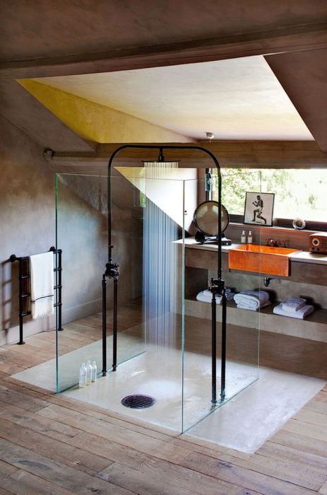 Prachtig ontwerp van een doucheruimte met transparante wanden.