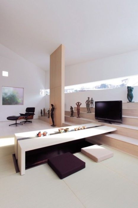 Een prachtige tafel met vrije ruimte voor poten onder het blad zal prachtig staan ​​in een modern interieur.