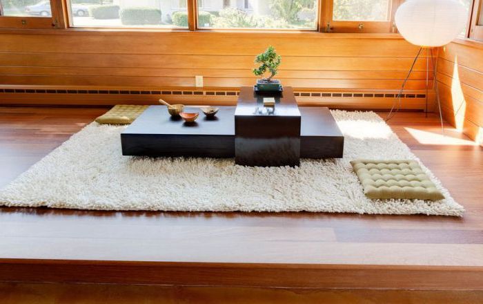 Rond zo'n tafel kun je op zachte kussens of een donzig tapijt zitten.