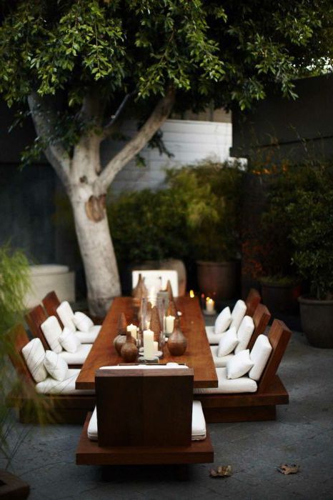 Een zeer comfortabele en stijlvolle tafel die er geweldig uitziet buiten.