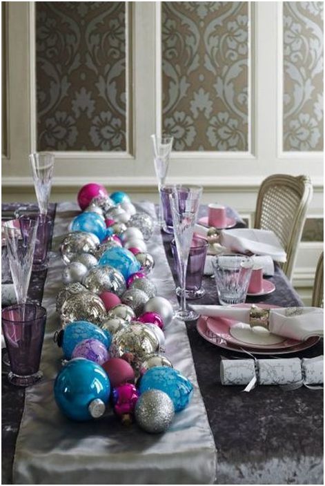 Kerstballen voor het versieren van de tafel