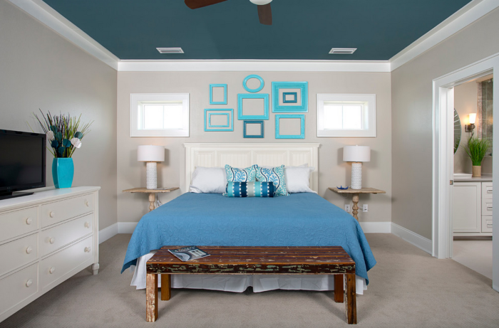 Een geweldige manier om heldere kleuren aan een slaapkamer toe te voegen zonder de gezellige en ontspannen sfeer te bederven.