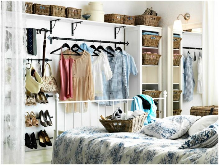 Een lege muur in een kamer kan worden uitgerust met een open kledingkast voor vaak gedragen kleding en schoenen.