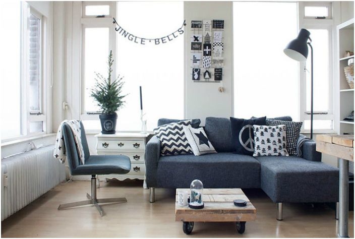 Om de ruimte van een kleine kamer visueel te vergroten, is het beter om meubels te kiezen die op poten staan.