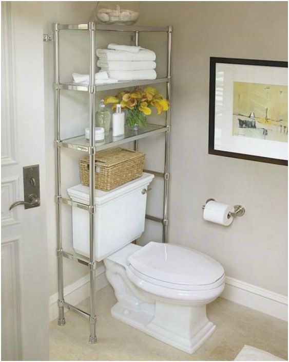 Toiletartikelen en wasmiddelen berg je op op het plankje achter het toilet.