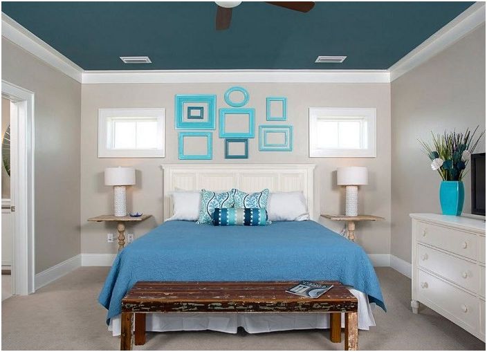 Een slaapkamer met blauwe decoratieve elementen die de waardigheid van deze kamer benadrukken.