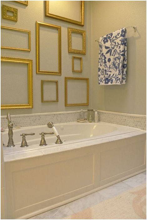 Gouden lijsten in de badkamer zien er interessant uit op de muren en leggen het interieur in.