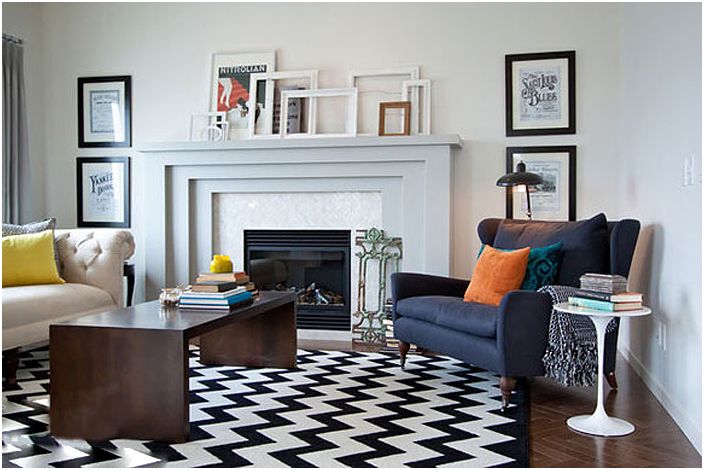 De woonkamer in klassieke kleuren is ingericht met lijsten die charme aan de kamer toevoegen.