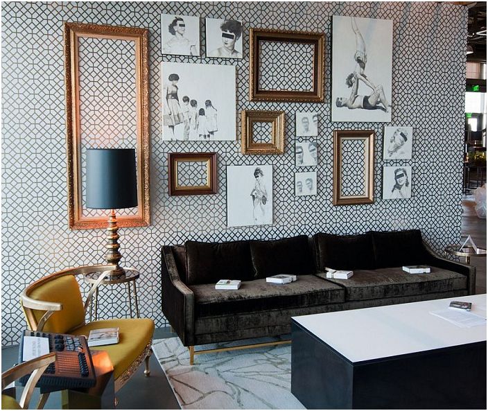 De woonkamer in zwart en wit, ingelegd met prachtige kaders aan de muur, wat het totaaldecor complementeert.