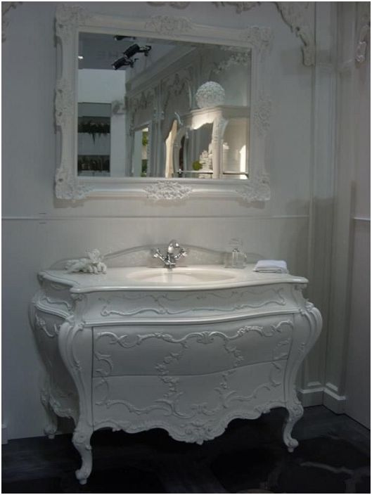Een witte badkamer is een uitstekende optie om een ​​lichte sfeer te creëren.