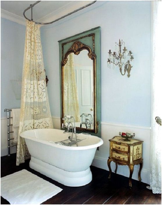 Een prachtige antieke spiegel voegt elegantie toe aan de badkamerruimte.
