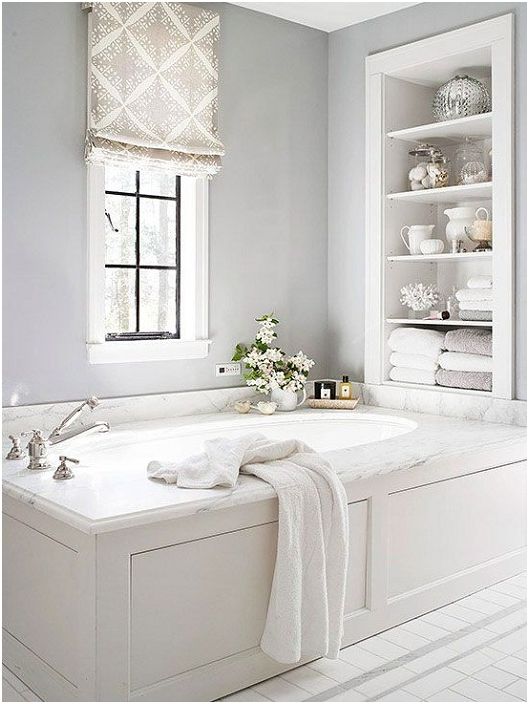 Het inrichten van de badkamer in witte tinten is een plek van ontspanning en rust.