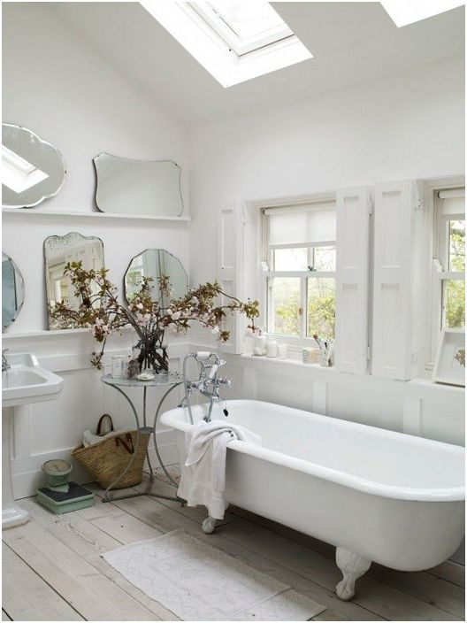 Een badkamer met meer spiegels zal veel meer licht reflecteren.