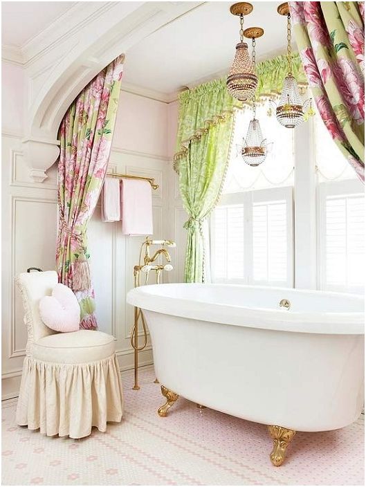 Badkamerdecoratie met roze en groene gordijnen met gouden en zilveren kroonluchter.