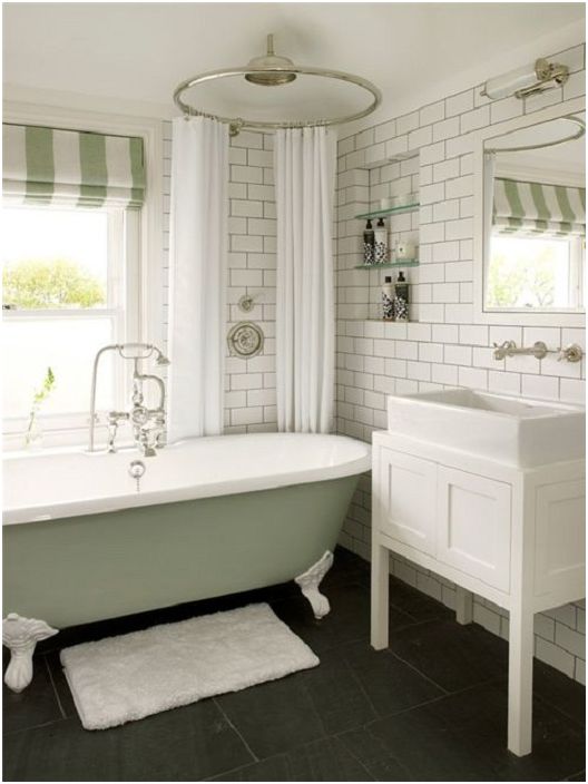 Badkamer met een interessant licht en witte tegels.