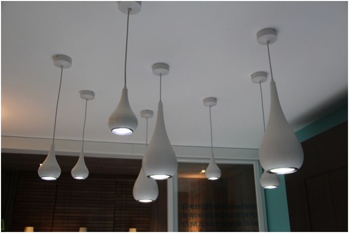 Leuke lampen die perfect in het interieur van de kamer passen, doen denken aan druppels die aan het plafond hangen.