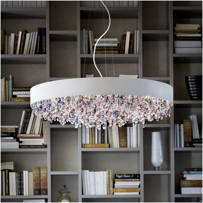 Een prachtige hangende plafondlamp siert de kamer met zijn originaliteit.
