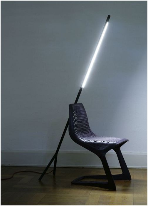 Een prachtige moderne lamp zorgt voor een magische en mysterieuze sfeer in de kamer.