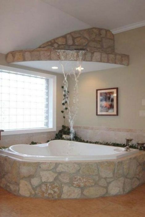 Een stenen badkuip gestileerd als een waterval.