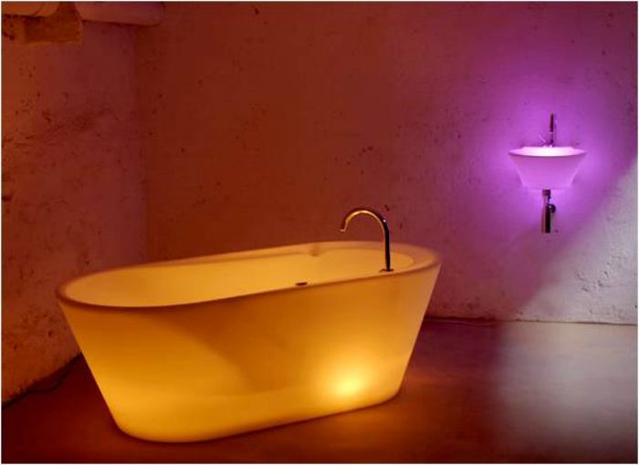 Een badkuip die straalt dankzij LED-technologie.