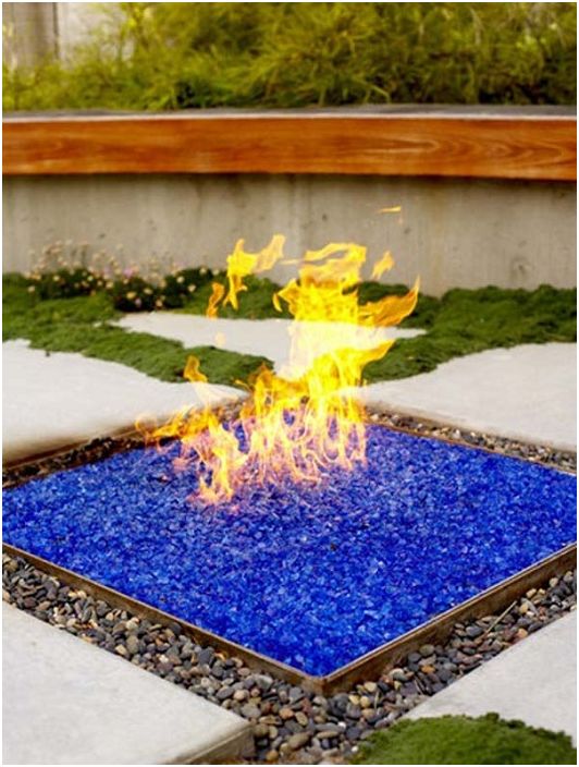 Een interessant vuur versierd met gekleurd glas - buitengewoon en mooi.