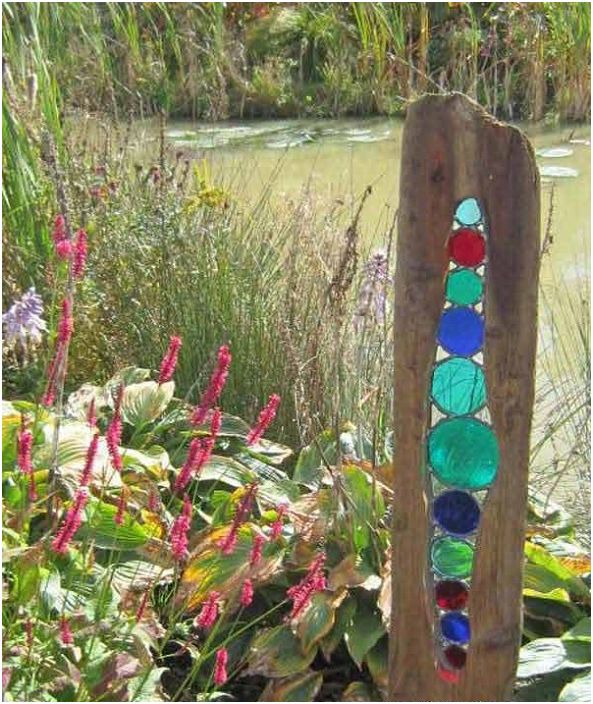 Perfecte decoratie voor de tuin, gemaakt van hout en gekleurd glas.  Het zal een groot pluspunt zijn voor het algehele milieu.
