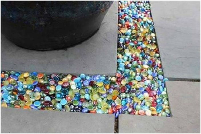 Gekleurd glas wordt gebruikt om de opening tussen de straatstenen op te vullen, waardoor ze mooi en helder worden.