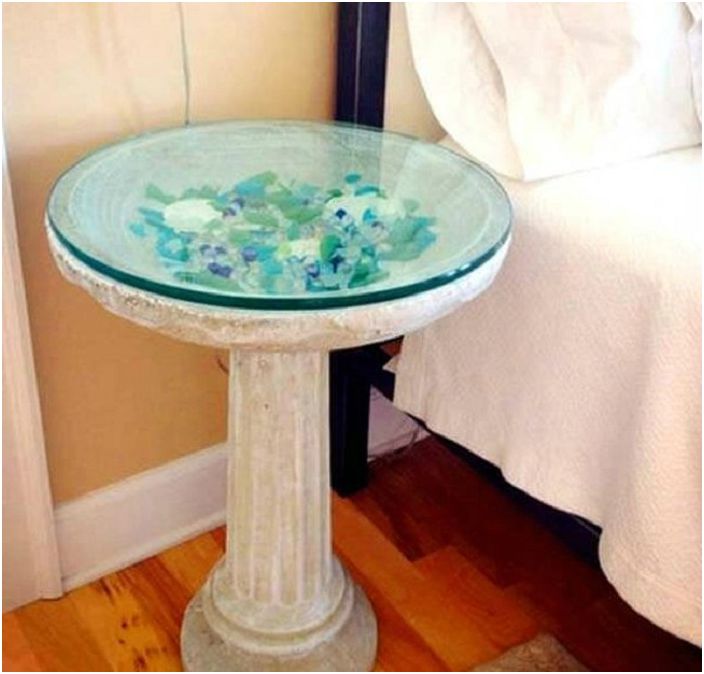 Een prachtige decoratieve tafel versierd met gekleurd glas ziet er heel ongebruikelijk en fascinerend uit.