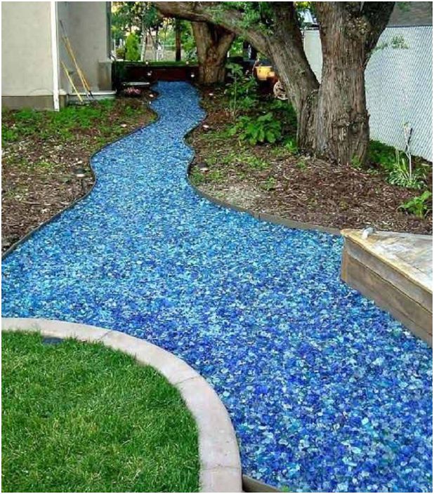 Een mooie rivier van gekleurd glas zal elke tuin versieren en nog helderder maken.