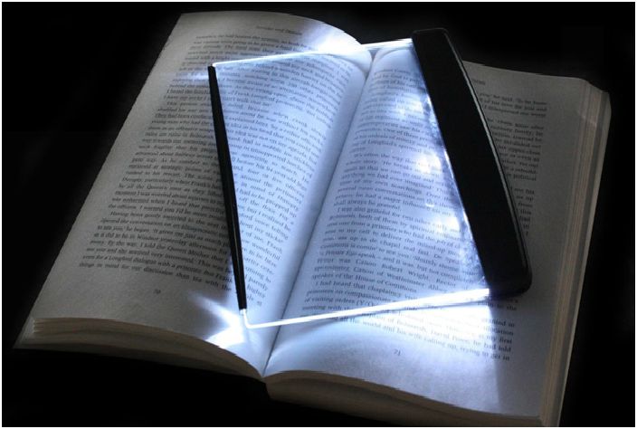 Een compacte lamp voor degenen die graag 's nachts lezen, die de pagina's goed zal verlichten en de slaap van de mensen in de buurt niet zal verstoren.