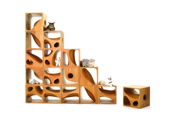Bijzonder multifunctioneel meubilair met gaten voor katteneigenaren.