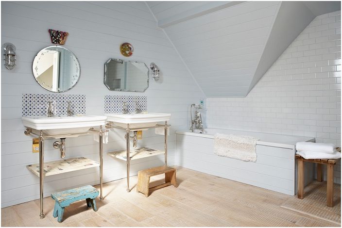 Mooie, vreemd gevormde badkamer met prachtige tegels.