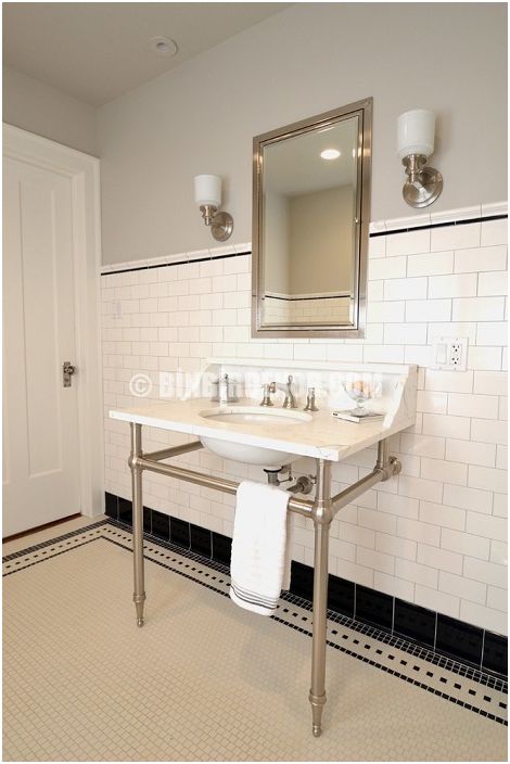 Een aangename badkamer die wordt versterkt door de elegantie van zwart-witte tegels.