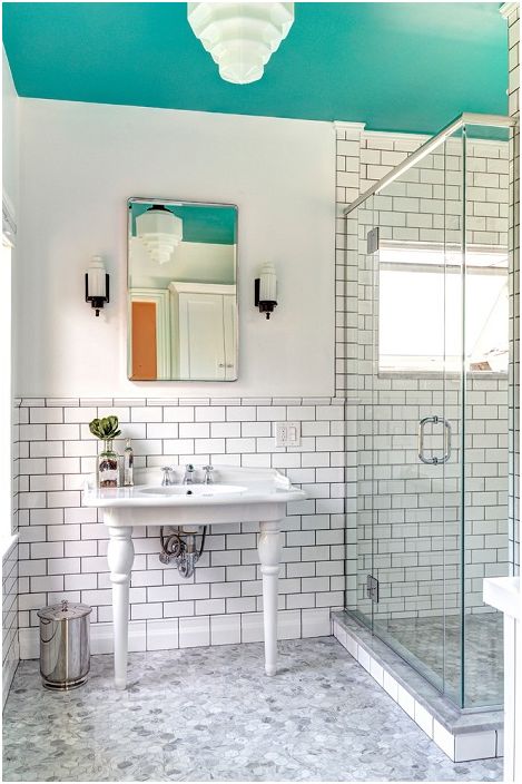 Mooi ontwerp van de badkamer in witte en blauwe kleuren.