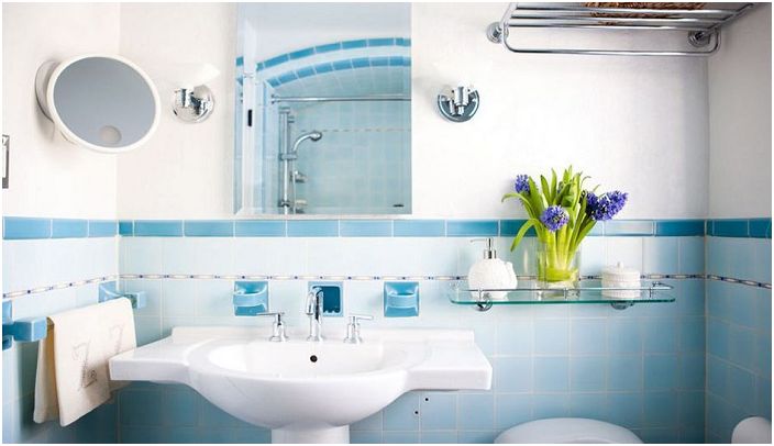 Een uitstekende oplossing voor de badkamer zijn blauwe tegels met een blauwe rand.