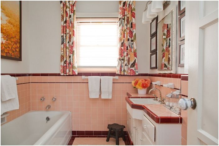 De badkamer in perzikkleuren.  Eenvoudig en mooi.
