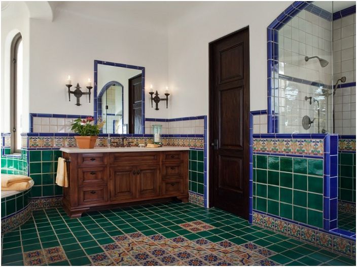 De badkamer is ingericht met groene tegels.