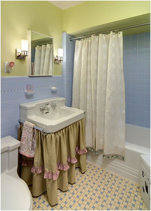 Het inrichten van de badkamer met verschillende gordijnen en mooie tegels voegt een soort comfort toe.