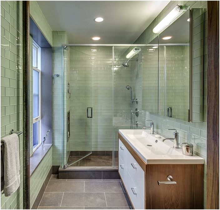 Mooie badkamer met tegels in olijftinten.