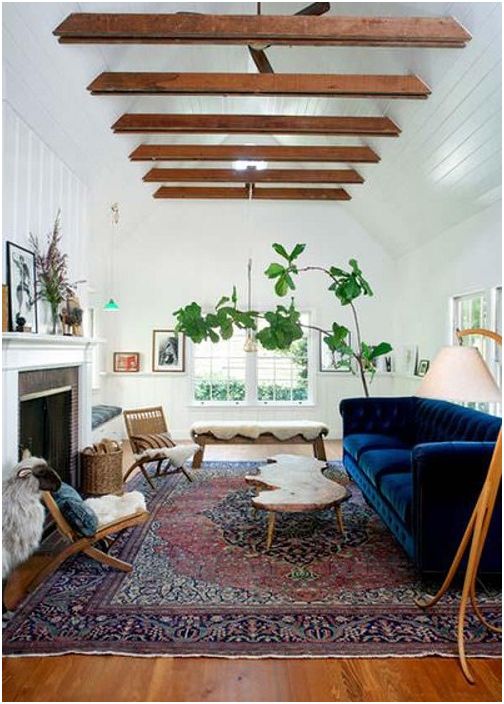 Het prachtige interieur van de woonkamer ontstaat door gewone meubels te combineren met houten balken aan het plafond, die tegelijkertijd eenvoudig en schattig zijn.