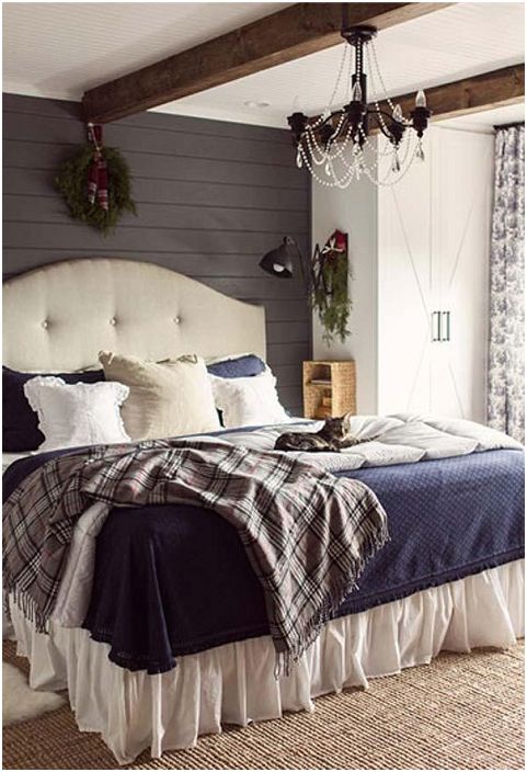 Eenvoudig en mooi slaapkamerontwerp waarbij het plafond is versierd met houten balken.