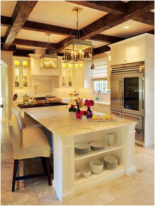Geweldig keukeninterieur met houten plafonds.