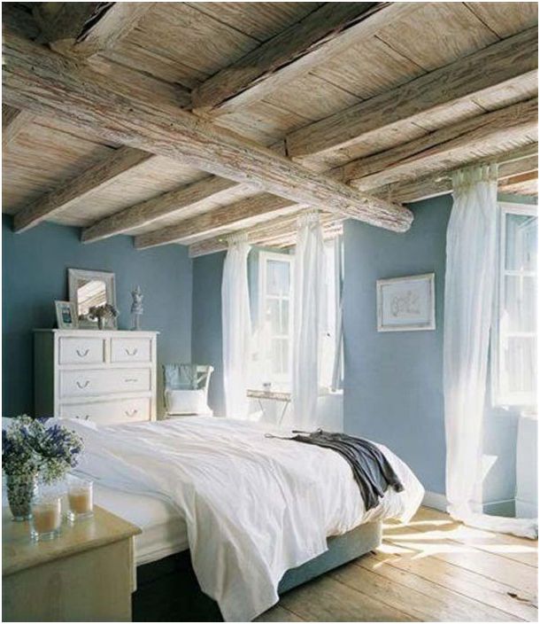 De slaapkamer heeft prachtige en delicate kleuren, getransformeerd dankzij de decoratie van het houten plafond.
