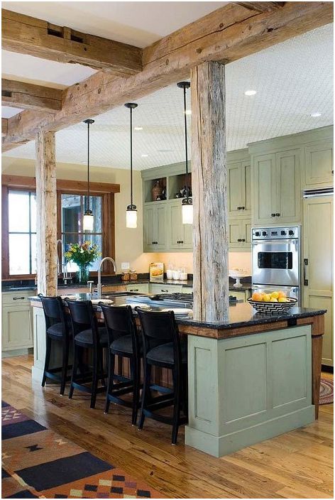 Mooi keukeninterieur dat wordt aangevuld met mooie houten balken die een zekere charme toevoegen.
