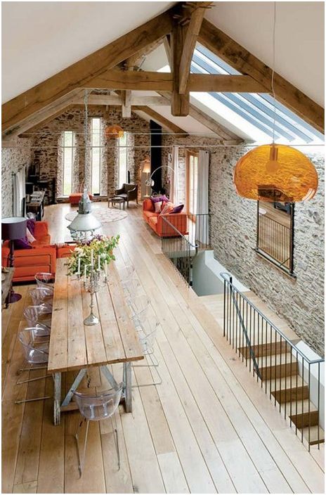 Kamer op het dak met zachte lofts en zichtbare houten balken voor een bijzondere sfeer.