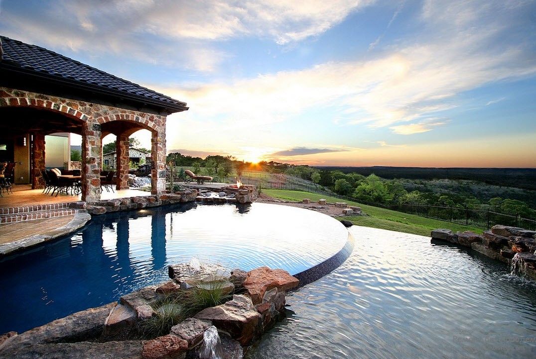 Elegant zwembadontwerp naast het huis met prachtig uitzicht