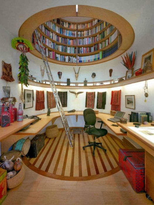 Ronde boekenplank in het plafond, waardoor de ruimte visueel wordt vergroot.