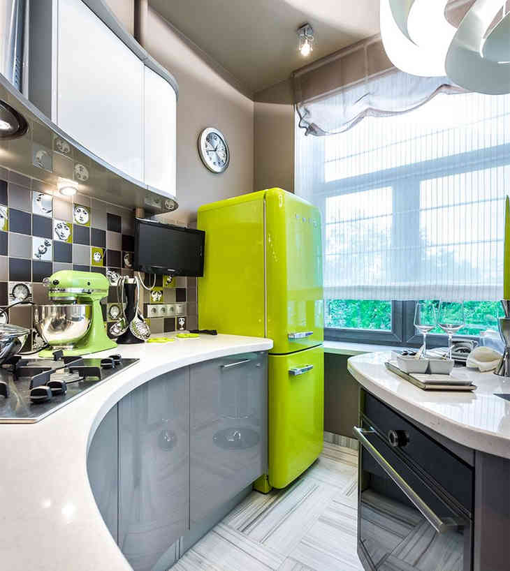 Kleurenspel: een heldere koelkast in het keukeninterieur