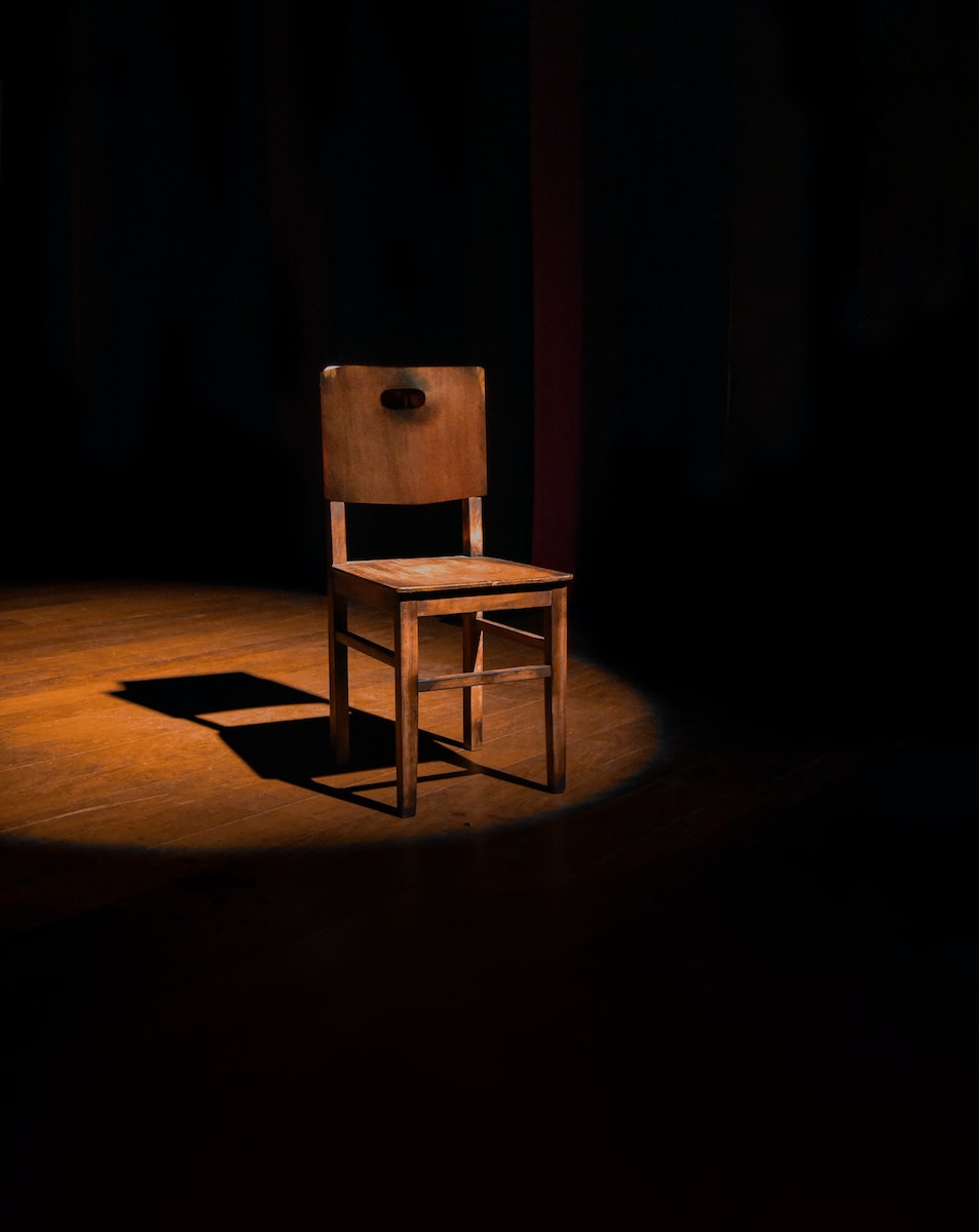 Leegstaande bruine houten armloze stoel