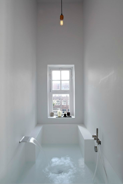 Badkuip in de stijl van minimalisme.
